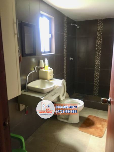 C1025 De venta hermosa casa remodelada con área verde